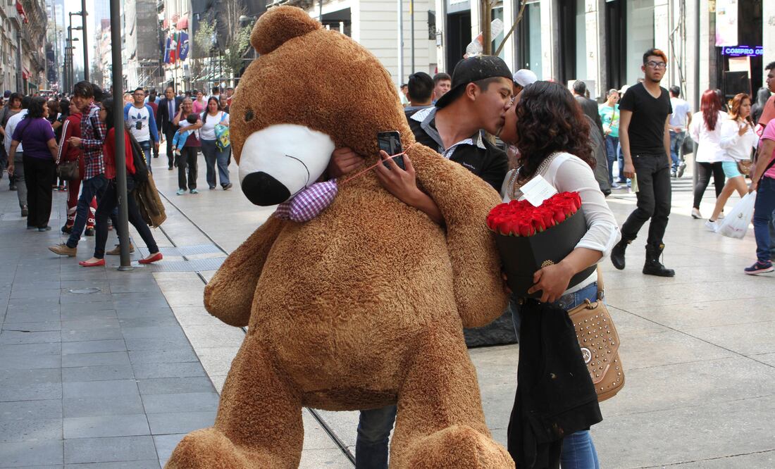 Peluches, ramo de flores, chocolates, restaurantes y hoteles son algunas de las recomendaciones (ARCHIVO. EL UNIVERSAL)