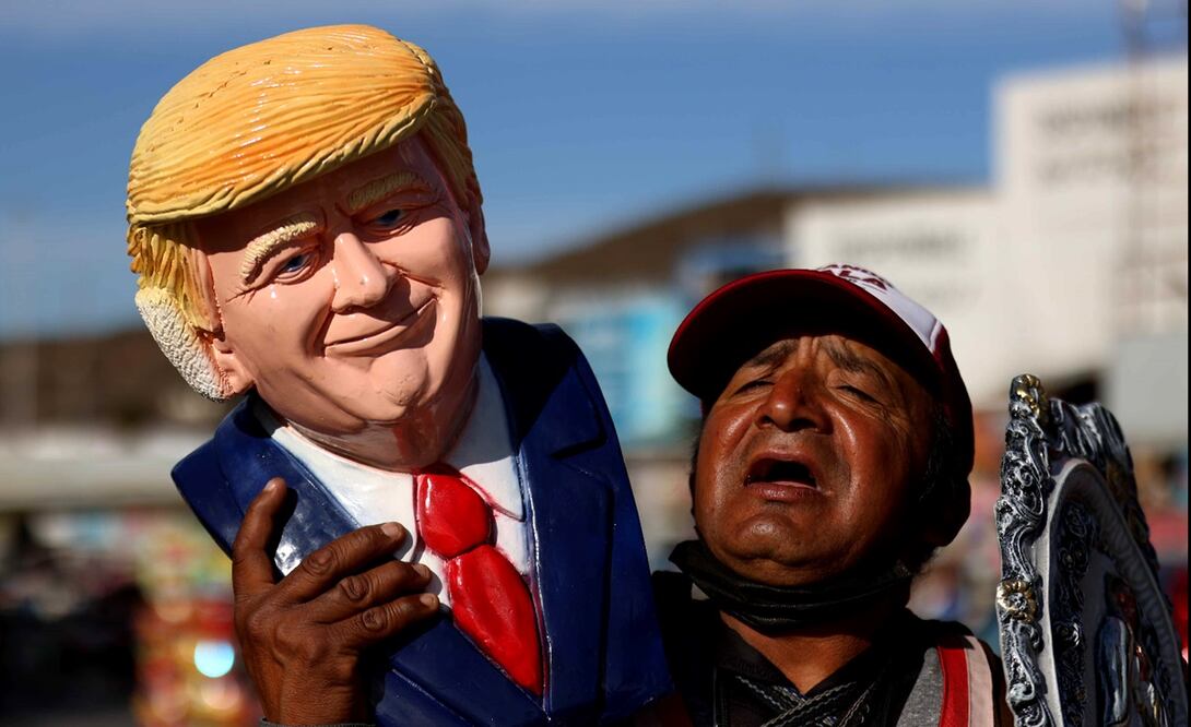 Vendedores ofrecen alcancías del presidente Donald Trump en la garita de San Ysidro, que divide a México y Estados Unidos, el 22 de enero de 2025. Foto: Diego Simón Sánchez