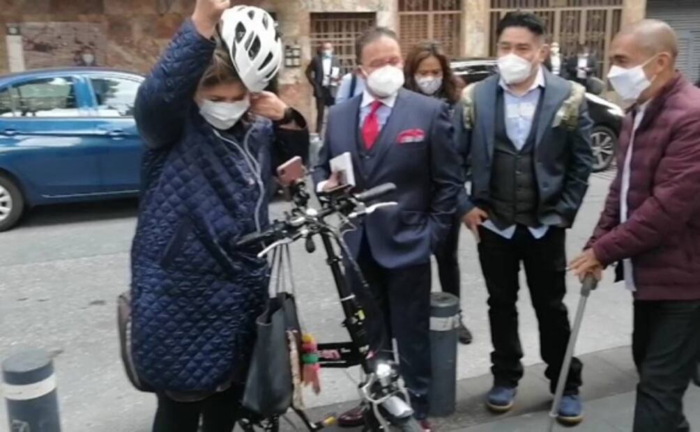 Sufre accidente Xóchitl Gálvez en su bicicleta