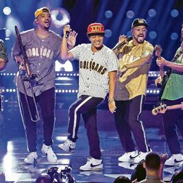 Los disfrazan de centroamericanos 