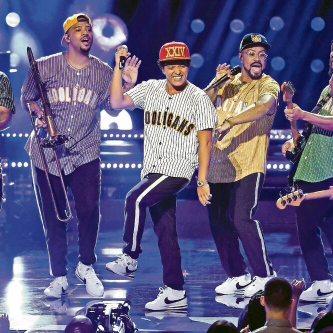 A Bruno Mars lo hacen pasar por un guatemalteco que va hacia EU. Foto: PG / Splash News