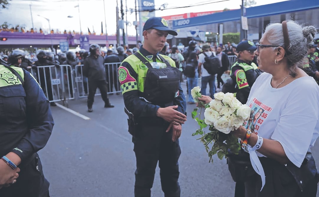 Las madres buscadoras regalaron flores a policías que estaban en las inmediaciones del Estadio Ciudad de México. Foto: Fernanda Rojas/ EL UNIVERSAL