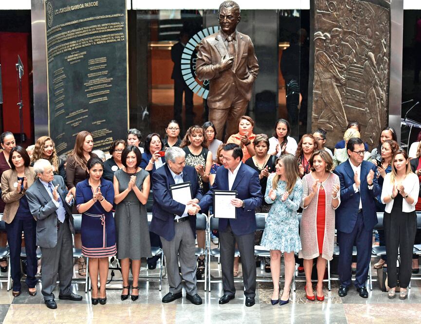El secretario de Gobernación, Miguel Ángel Osorio Chong, estrecha la mano del líder obrero Carlos Aceves del Olmo, tras signar el acuerdo en la sede de la CTM (SEGOB)