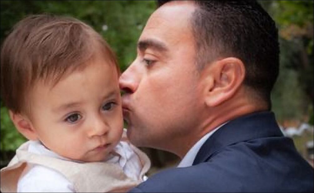 Xavi Hernández con el hijo de Héctor Moreno - Foto: Especial
