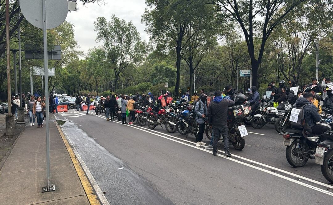 Repartidores exigen diálogo sobre reforma laboral; bloquean calles del Centro con más de 400 motocicletas. Foto: Especial