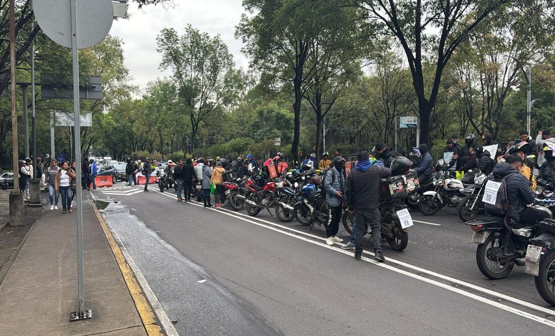Repartidores exigen diálogo sobre reforma laboral; bloquean calles del Centro con más de 400 motocicletas. Foto: Especial
