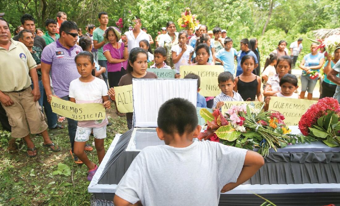 Amigos y compañeros portaron pancartas durante el velorio del pequeño Edilberto, niño de 12 años que murió el domingo al ser alcanzado por una bala pérdida durante un enfrentamiento con militares para evitar la detención de Semeí Verdía, líder comunitario