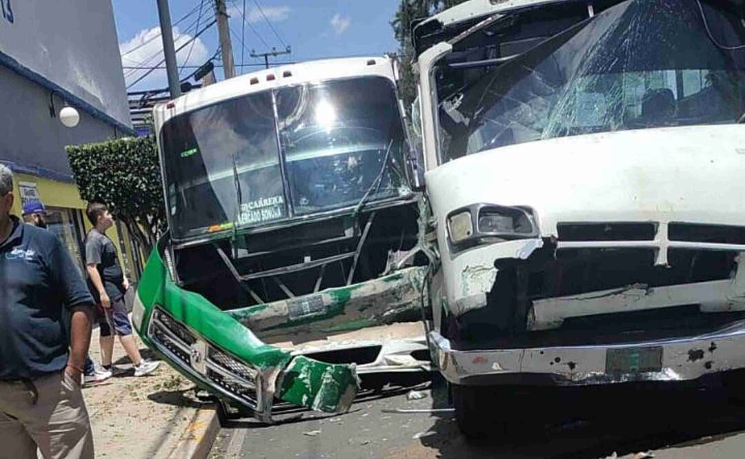 Se brindó atención a 8 personas que viajaban a bordo de las unidades, de las cuales seis fueron trasladadas a hospitales. Foto: Isidro Corro. EL UNIVERSAL