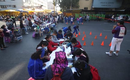 ¡Toman clases en plena calle! Padres de familia y alumnos de primaria bloquean Circunvalación