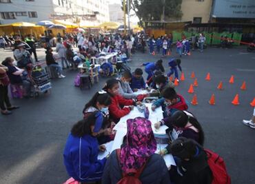 ¡Toman clases en plena calle! Padres de familia y alumnos de primaria bloquean Circunvalación