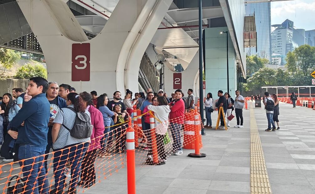 Retrasos y largas filas en el Tren Interurbano; usuarios aprovechan el puente laboral para conocer el nuevo transporte. Foto: David fuentes