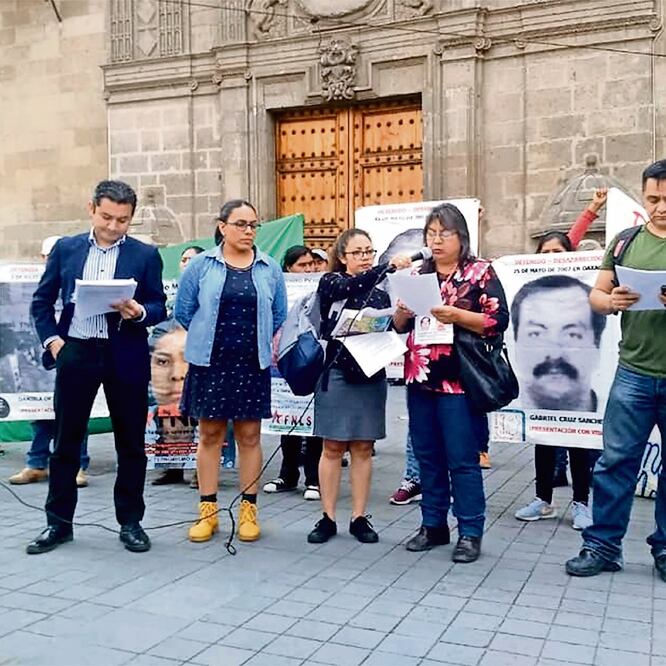 Afuera de Palacio Nacional, familiares de desaparecidos de lo que fue el Ejérc ito Popular Revolucionario se manifestaron contra las autoridades. TOMADA DE FACEBOOK