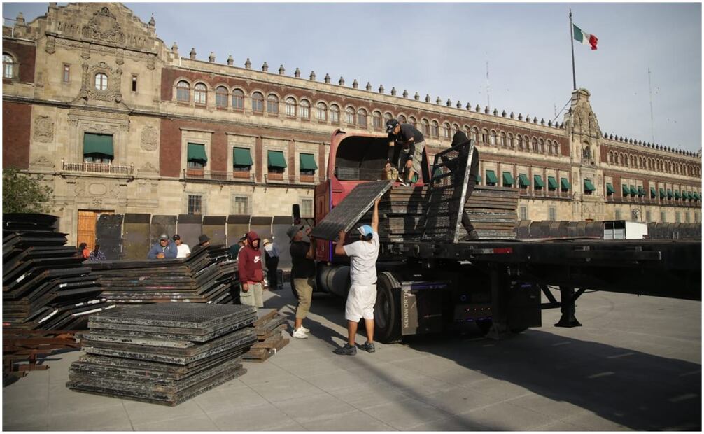 Retiran las vallas de Palacio Nacional. Foto: Carlos Mejía/EL UNIVERSAL