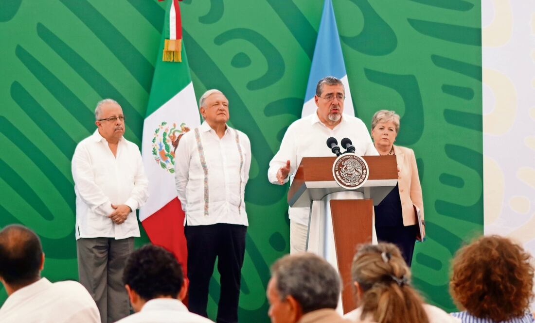 El presidente de Guatemala, Bernardo Arévalo, a quien Andrés Manuel López Obrador dio su apoyo, durante una visita a Tapachula, Chiapas. Foto: Juan Manuel Blanco EFE