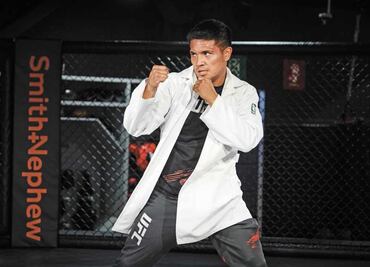 David Martínez, el médico que pasó del combatir la pandemia de Covid-19 a la UFC