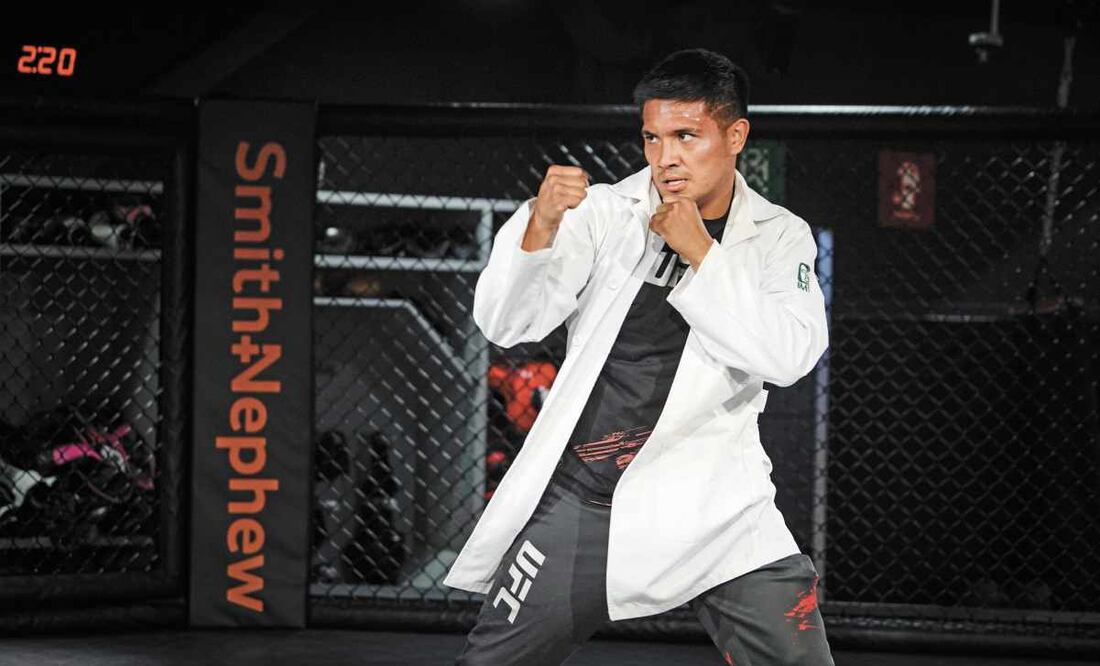 David Martínez es un médico que combatió al Covid-19 y ahora peleará en el famoso octágono. Foto: Instituto Mexicano del Seguro Social