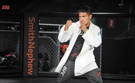 David Martínez, el médico que pasó del combatir la pandemia de Covid-19 a la UFC