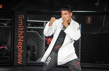 David Martínez, el médico que pasó del combatir la pandemia de Covid-19 a la UFC