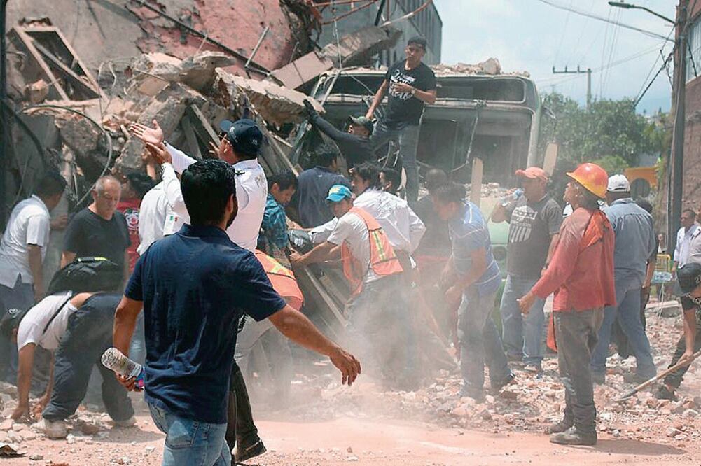 La Torre Latinoamericana se desplomó, uno de los edificios más emblemáticos de Cuernavaca, durante el movimiento telúrico y la gente se apresuró para rescatar a los que quedaron atrapados (TONY RIVERA. EL UNIVERSAL)