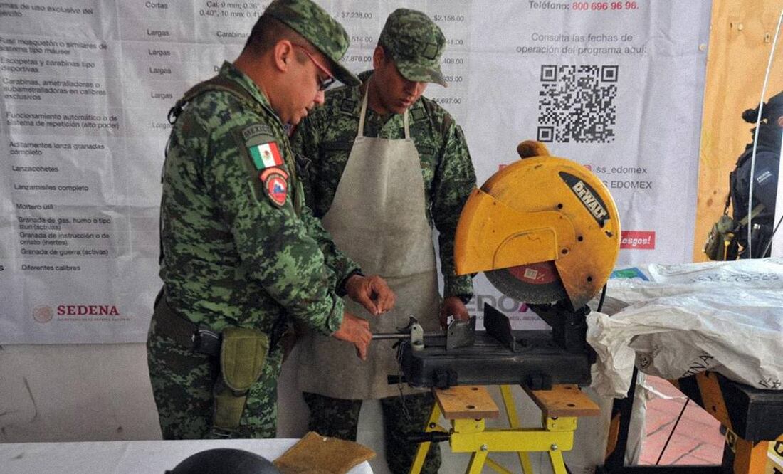 Habitantes del Estado de México acudieron de forma anónima a intercambiar por dinero especialmente armas y granadas/ Foto: Especial