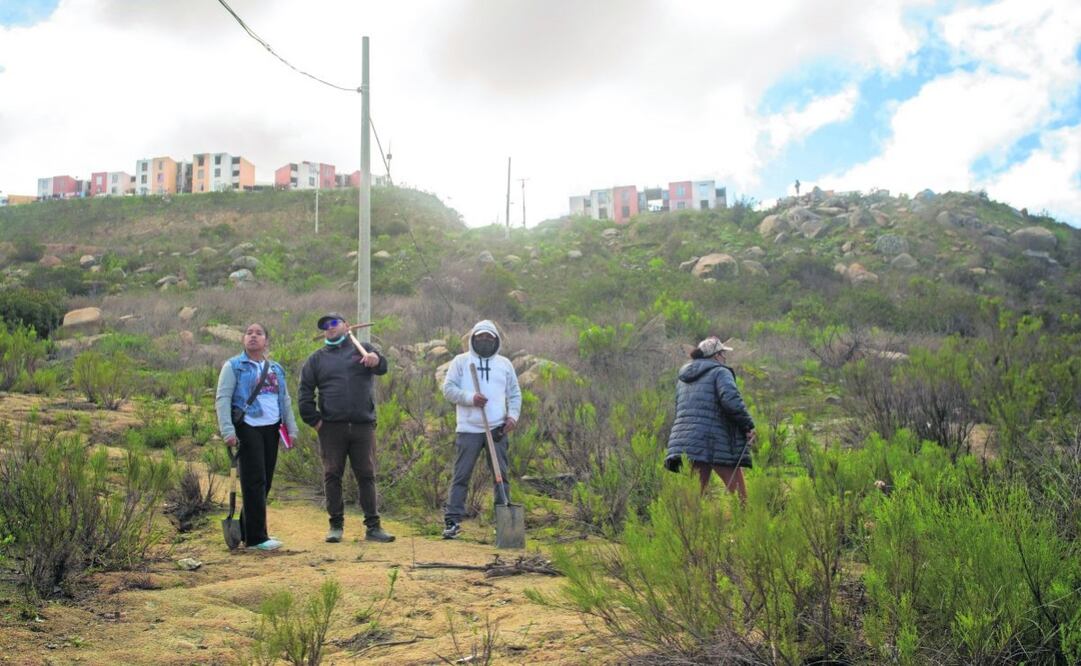 Armados sólo con picos, varillas y palas, buscadores de familiares desaparecidos recibieron una llamada anónima que alertaba sobre cuerpos escondidos en Delicias III. Foto: Aimee Melo | El Universal