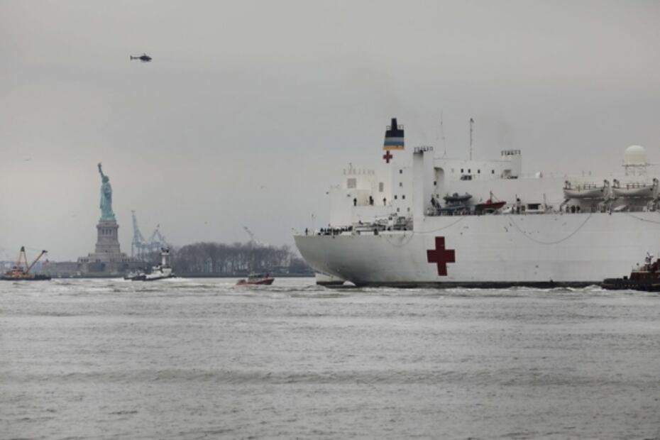Buque hospital llega a Nueva York para reforzar lucha contra el coronavirus
