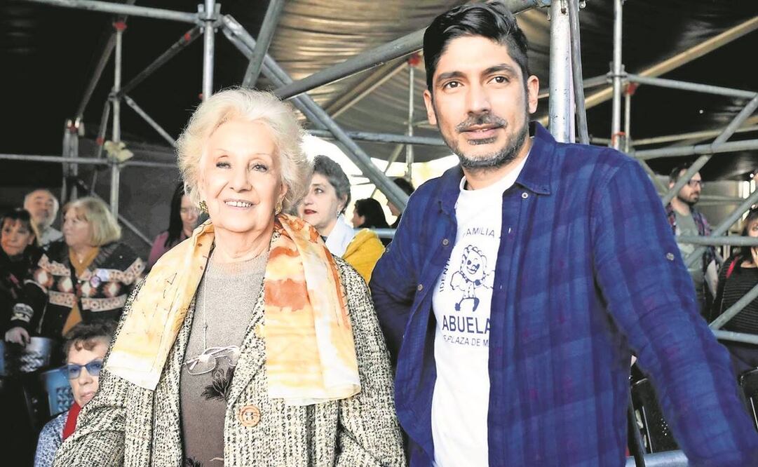 Manuel Gonçalvez, dado en adopción ilegal en la dictadura, con Estela de Carlotto, presidenta de Abuelas de la Plaza de Mayo. Foto: Especial.