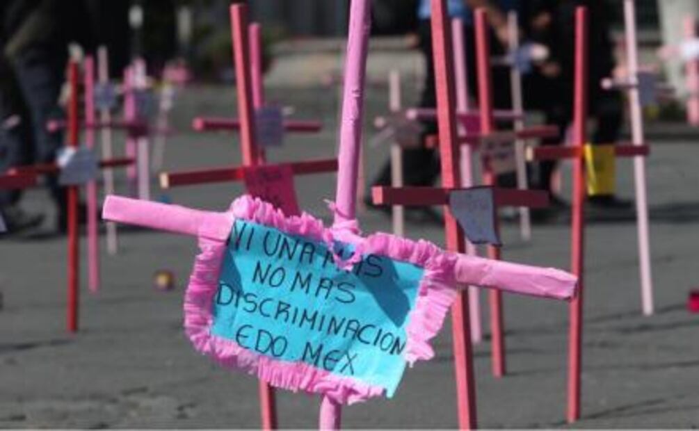 Protestan maestros y alumnos por feminicidios en Edomex