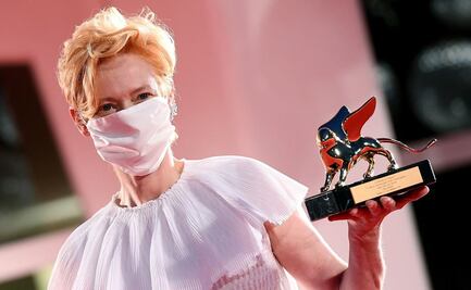 Tilda Swinton recibe león de oro honorífico y recuerda a Chadwick Boseman