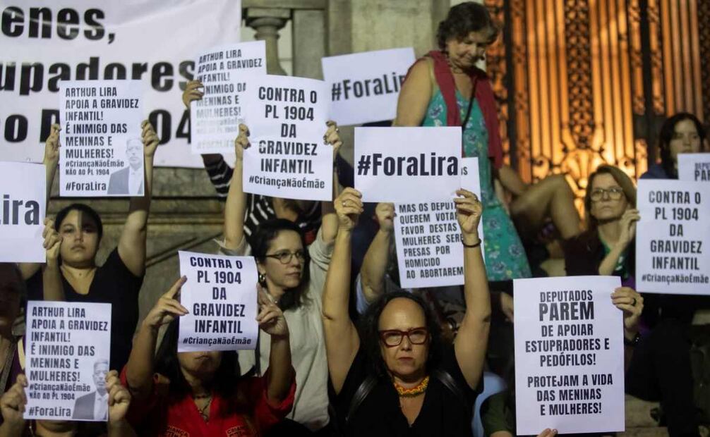 La reforma impulsada por la influyente bancada evangélica califica como "homicidio simple" cualquier aborto que se practique después de la semana 22, incluyendo los que son para detener una gestación producto de una violación. Foto: AP