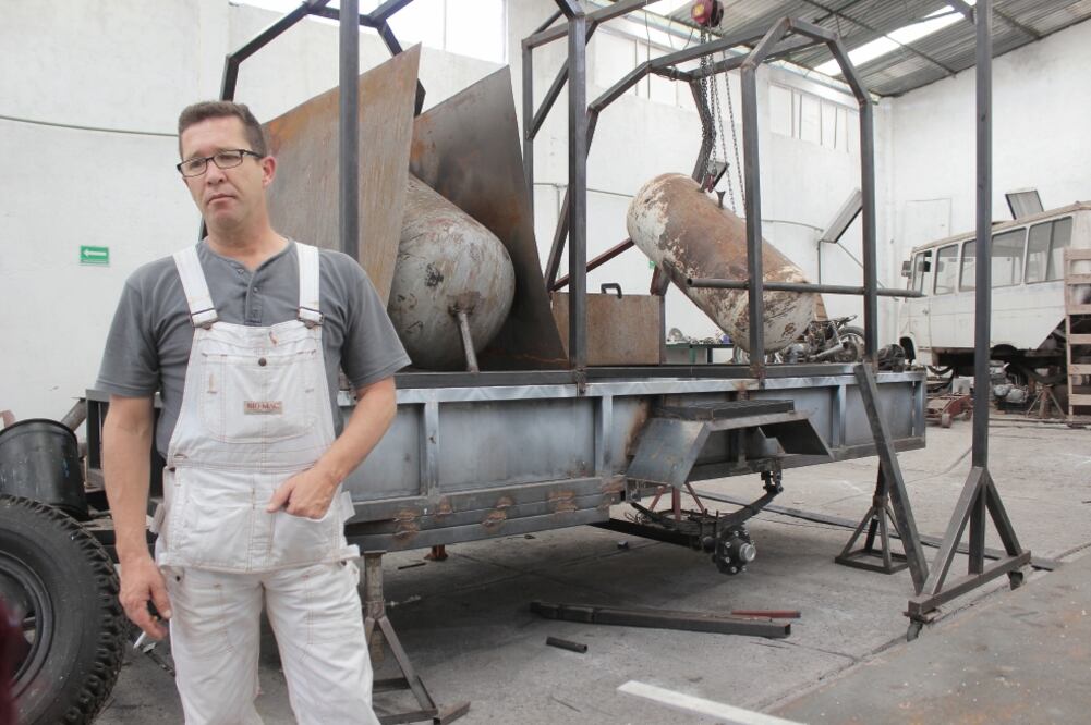 Gerardo Nungaray Benítez explica que su proyecto de microrefinería tiene beneficios económicos, sociales y ecológicos. (IRMA MEJÍA. EL UNIVERSAL)