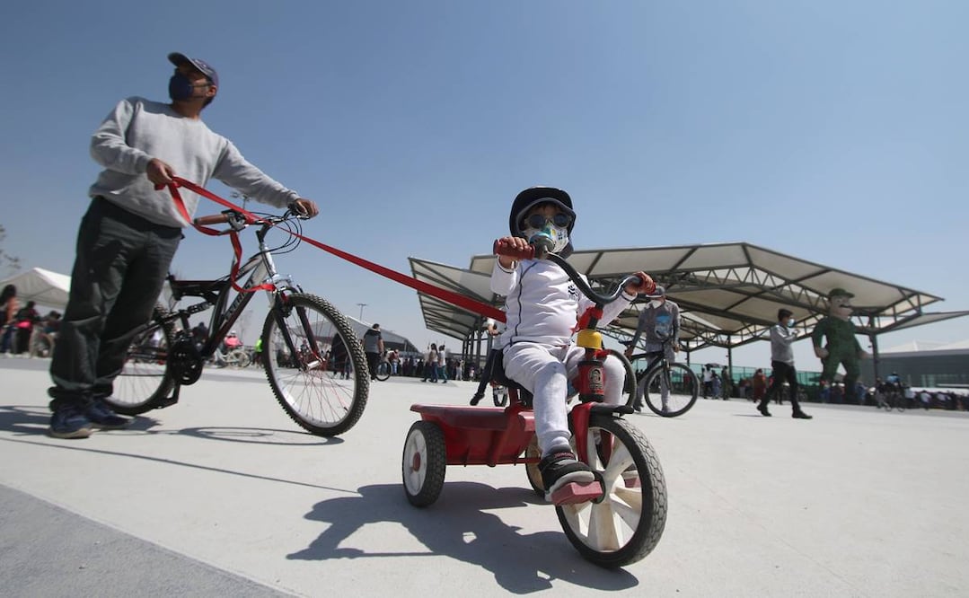 Con bicicletas, mascotas y a pie, las personas conocieron el interior y exterior del AIFA. Foto: Carlos Mejía/EL UNIVERSAL