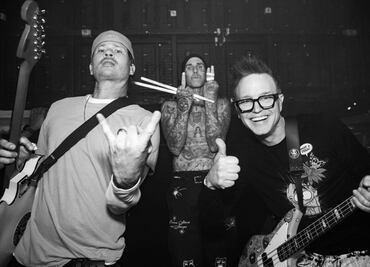 Tras cancelación de Blink-182, fans acuden al Palacio de los Deportes para comprar recuerdos de su gira en la CDMX