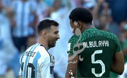 Qatar 2022: Jugador de Arabia Saudita encara a Messi durante la derrota de Argentina