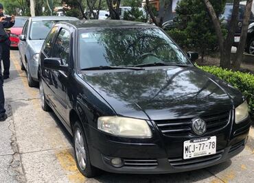 Hallan cuerpo de joven al interior de un auto frente al WTC Mexiquense