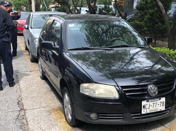 Hallan cuerpo de joven al interior de un auto frente al WTC Mexiquense