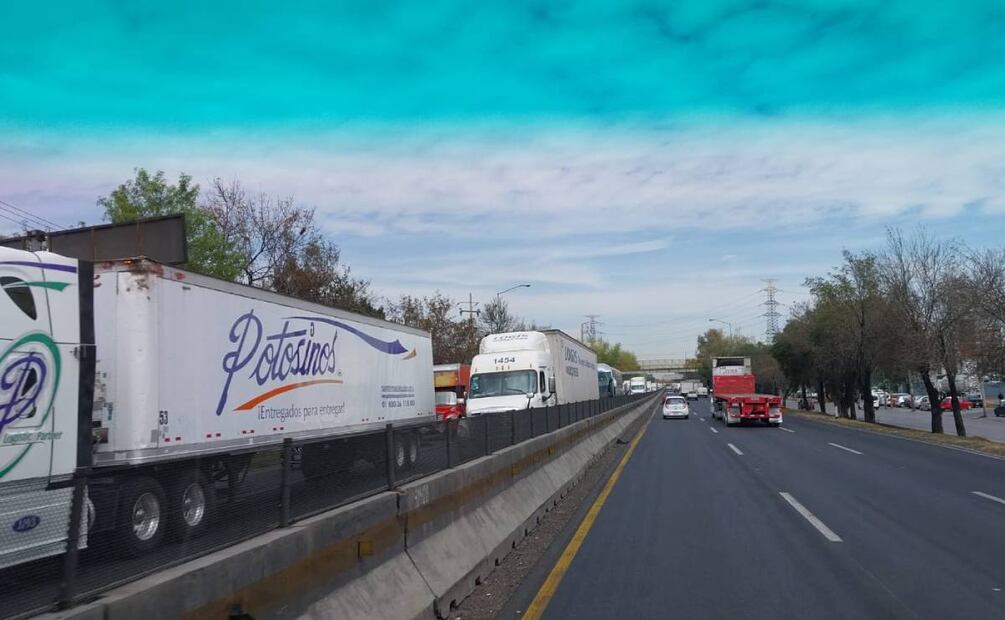 Caravana de transportistas en ruta a la CDMX a la altura de Cuautitlán Izcalli provocando severa afectación vial.