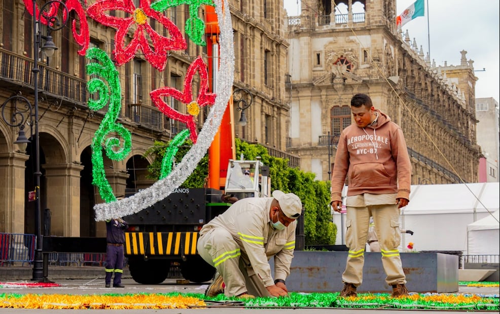 Personal de obras y Servicios alista el alumbrado decorativo para las fiestas decembrinas y fin de año; mientras, comerciantes acomodan sus puestos y productos para ofrecerlos en la romería de la plancha del Zócalo capitalino, el lunes 8 de diciembre de 2025. Foto: Osmar Alvarado/EL UNIVERSAL