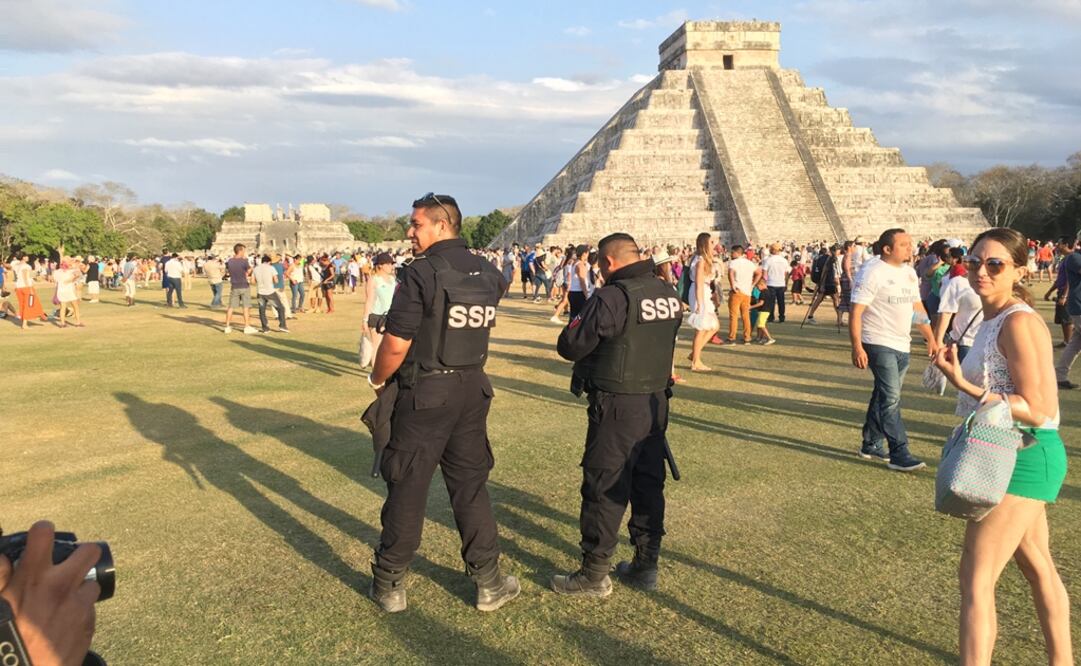 Miles de visitantes se dieron cita en la zona maya de Chichén Itzá, para presenciar el fenómeno que marcó el inicio de la primavera. Foto: Cuauhtémoc Moreno/EL UNIVERSAL
