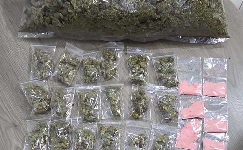 Les aseguraron 24 bolsas de marihuana, dos kilogramos y 12 bolsas de cocaína tussi. 04/09/2026. | Foto: Cortesía de la SSC.