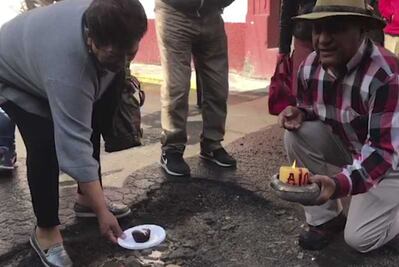 Con pastel y globos, vecinos de Toluca celebran a bache