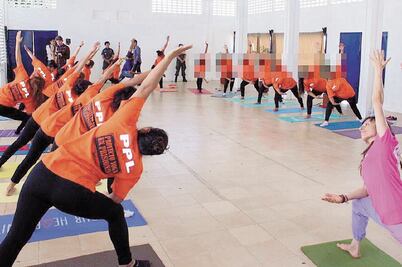 Llevan proyecto de yoga a presos