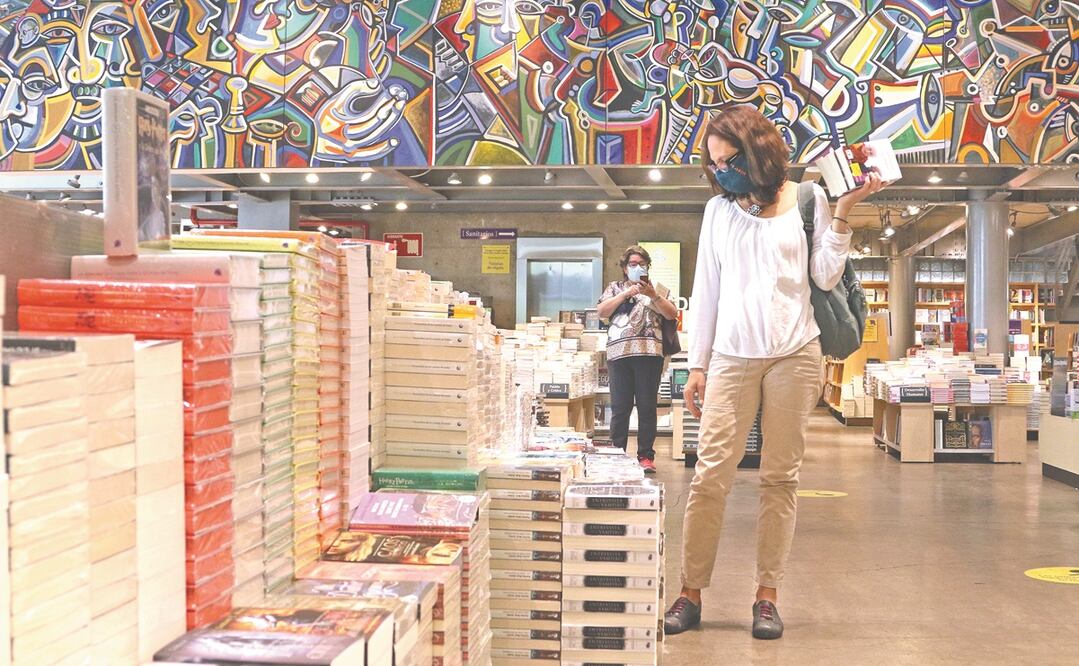 Con estrictas medidas de seguridad por la pandemia, el público ha vuelto a las librerías; en la imagen, la Gandhi de Miguel Ángel de Quevedo. Fotos: Carlos Mejía. El Universal