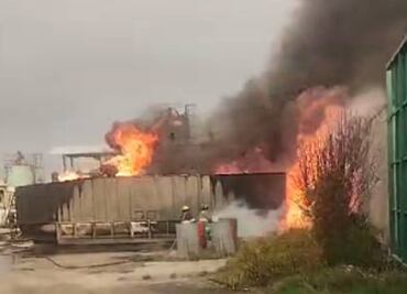 VIDEO: Fuerte incendio consume fábrica en Acolman, Edomex