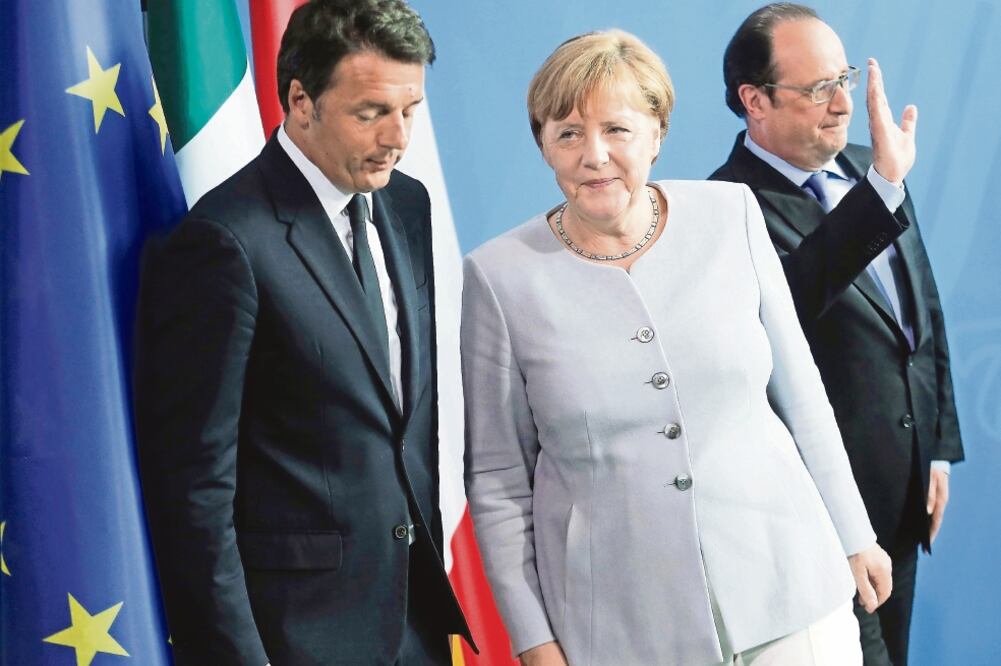 El presidente francés François Hollande; la canciller alemana Angela Merkel y el primer ministro de Italia, Matteo Renzi, ayer en conferencia en Berlín (HANNIBAL HANSCHKE. REUTERS)