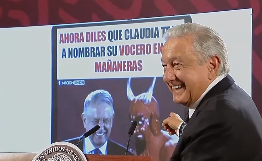 AMLO se burla con memes en su mañanera de quienes dicen será "vocero" de Sheinbaum. Foto: Captura