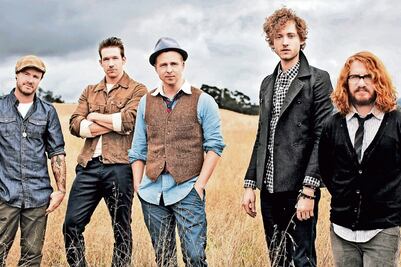 Varios famosos oran por París