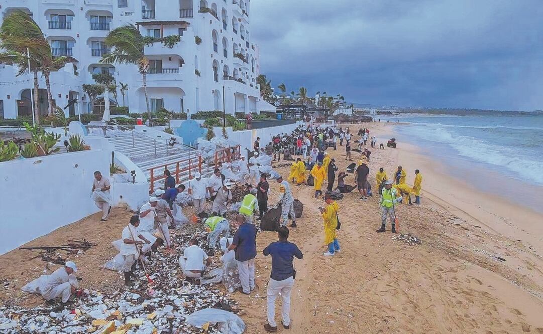 En Los Cabos, este jueves iniciaron jornadas de limpieza en las playas para levantar la basura que arrastraron los arroyos por las lluvias de los últimos días.
Foto Especial