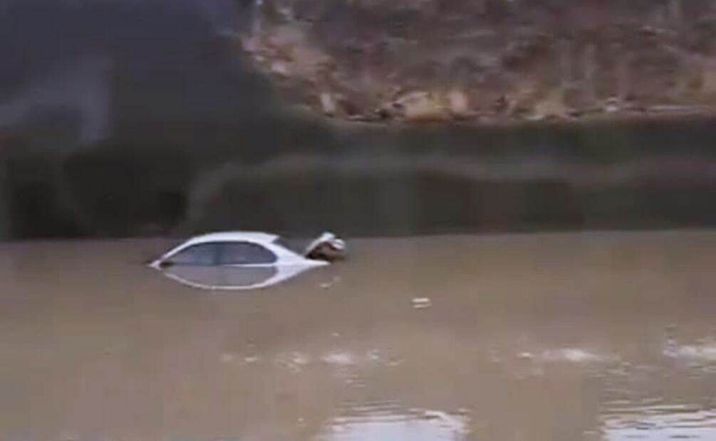 Inundación en Circuito Exterior Mexiquense cierra vialidad hacia Puebla. Foto: Especial