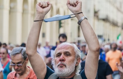 Antivacunas recurren a mercado negro por certificados falsos de vacunación antiCovid